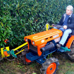 Micro-tracteur avec taille haie sur bras- porte-outils